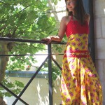 En Rouge et… combinaison rouge et fleurs jaunes